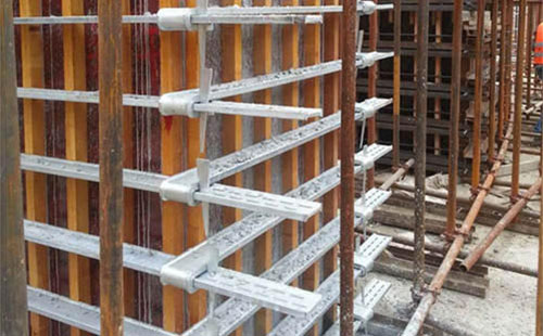 新型方柱加固件工地施工